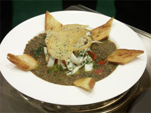 Zuppetta di lenticchie con frutti di mare e croste di pane raffermo